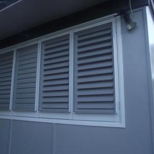 Aluminium Shutters with Flyscreen provide ultimate privacy and keeps the bugs out. Aluminium Shutters allow you to control the light and air flow into your home but the added flyscreen allows you to open your shutters with the intial privacy the shutters supply.